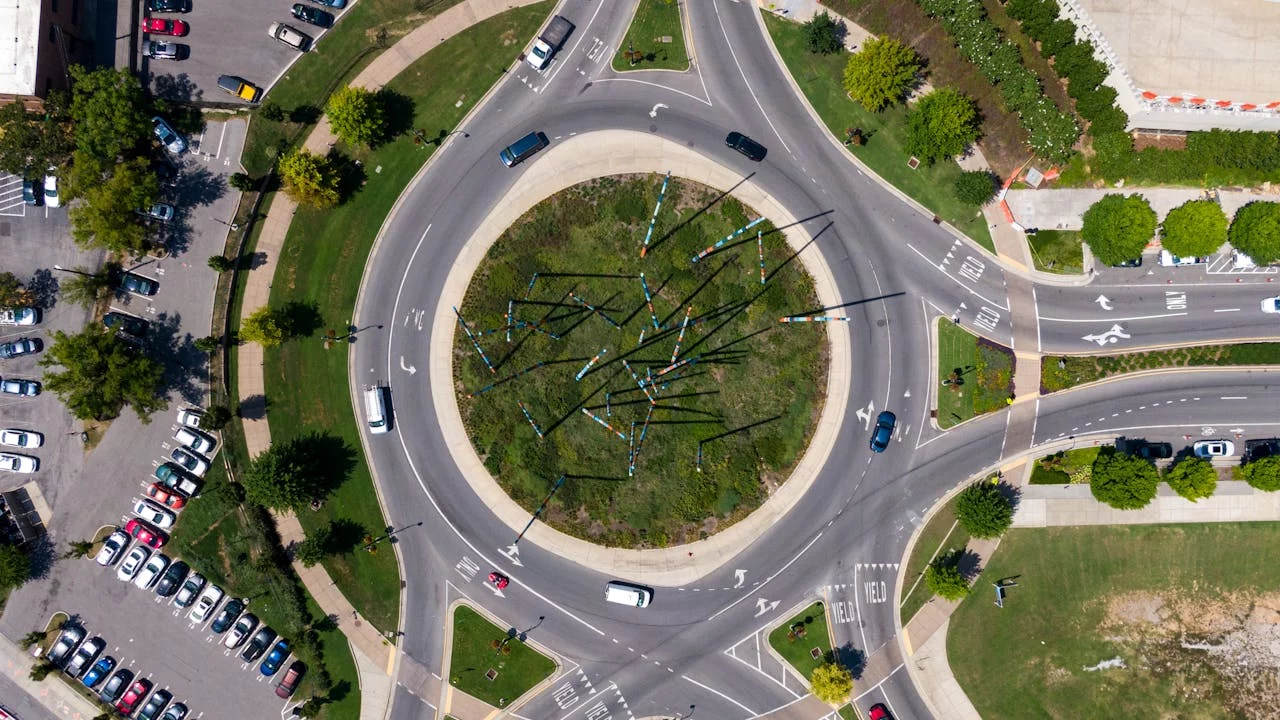 El error en las rotondas que comete el 80% de los conductores y que la DGT no para de recordar 1 Moncloa LA 'RECTA' IMAGINARIA: EL ORIGEN DEL CAOS EN LAS GLORIETAS