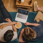 Así puedes saber si un desconocido está usando tu cuenta de Netflix o Spotify y cómo expulsarlo para siempre