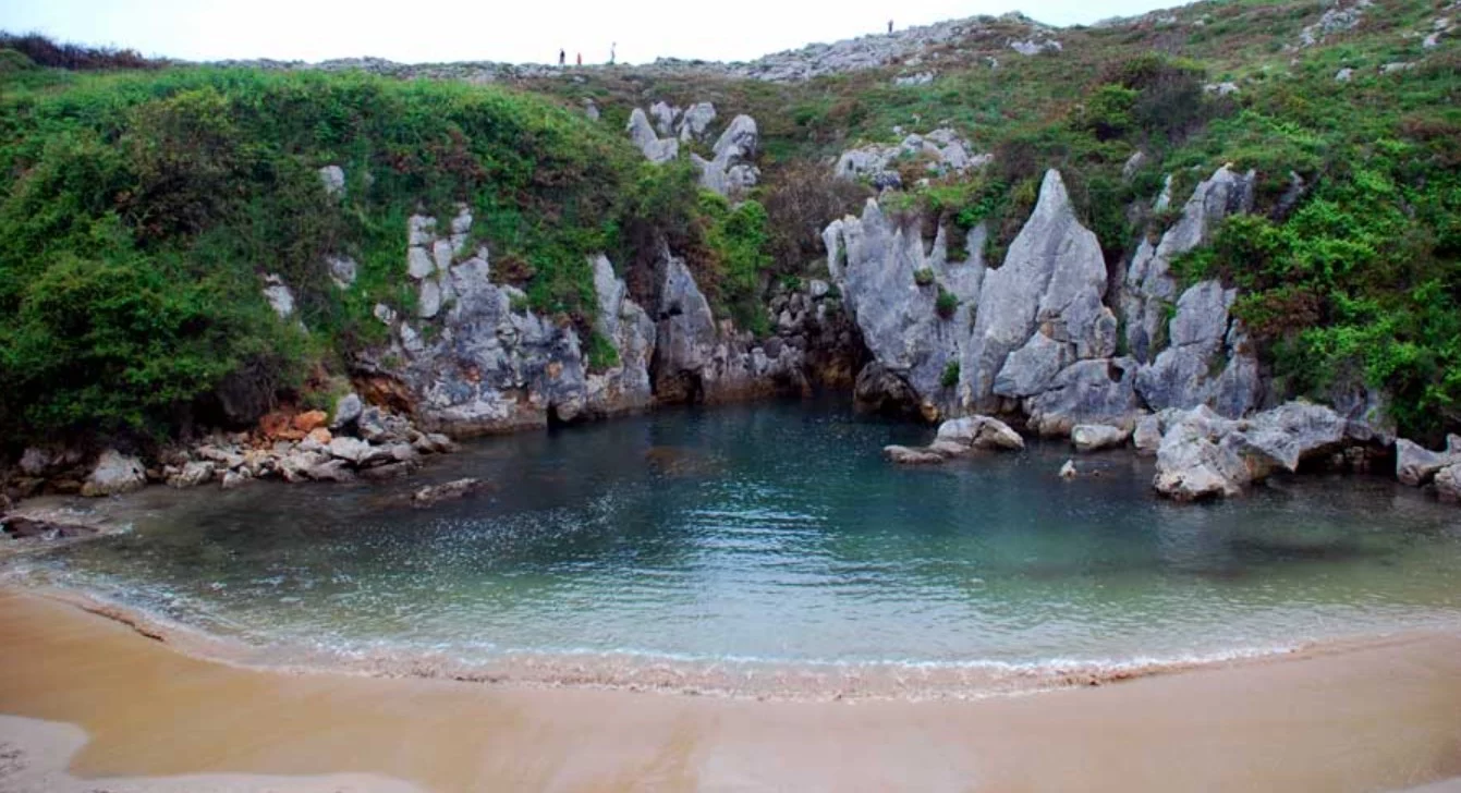 La playa que desaparece cada invierno: el fenómeno geológico que intriga a los científicos en Asturias