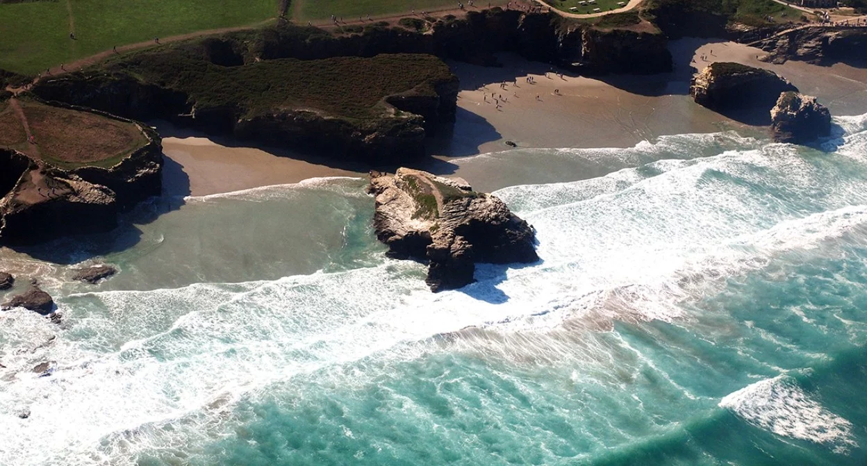 Solo disponible 3 horas al día: la playa gallega que parece sacada de ‘Juego de Tronos’