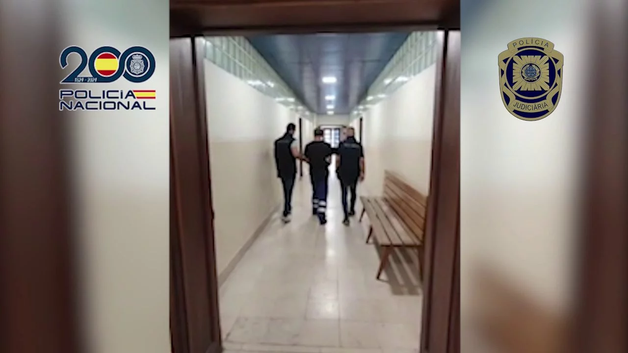 Policías conduciendo al detenido en Portugal.