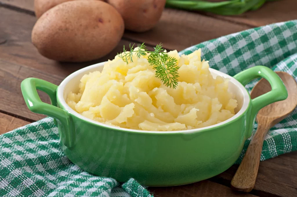 Alberto José (56), chef vasco, confiesa: "Este es el truco para un puré de patatas cremoso, y sólo necesitas 2 ingredientes 1 Moncloa Aquí desvelamos el primer pilar para un puré de patatas de categoría superior: la elección del tubérculo.