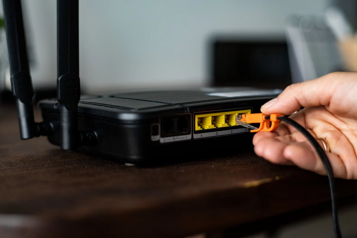 La costumbre nos lleva a cometer errores de bulto al instalar nuestro router, primando la estética sobre la funcionalidad.  Fuente: Freepik 
