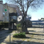 Este pueblo prohibió los móviles en la plaza: la experiencia que podría extenderse en toda España