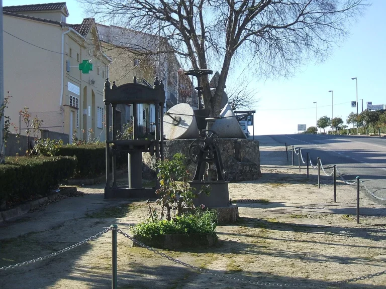 Este pueblo prohibió los móviles en la plaza: la experiencia que podría extenderse en toda España