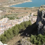 El pueblo blanco de Cádiz con una playa de interior: la sorpresa que te espera para el último chapuzón del verano