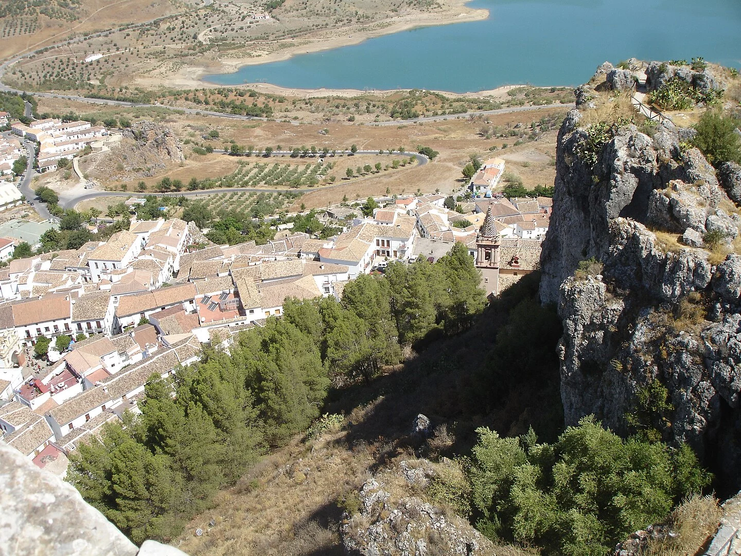 El pueblo blanco de Cádiz con una playa de interior: la sorpresa que te espera para el último chapuzón del verano