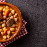Deja de echarle agua al cocido: el truco de un restaurante centenario de Madrid para un caldo potente y sin grasa