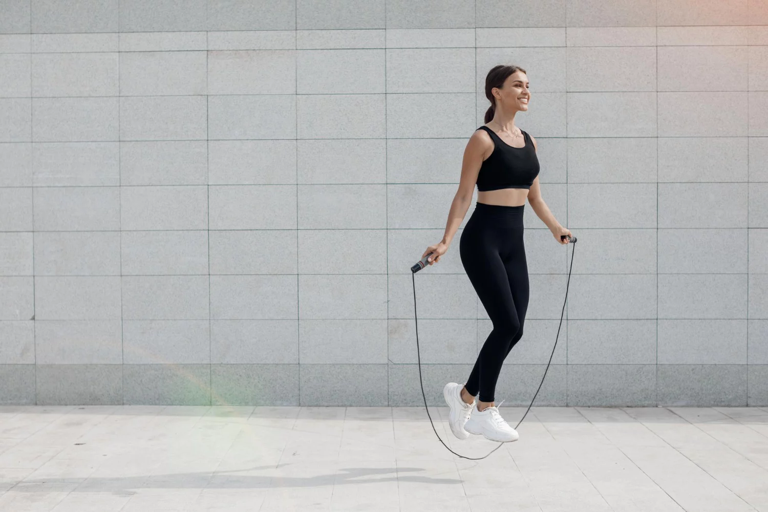 Lorena Dierre (26), entrenadora: "Este ejercicio sustituye al cardio en el gimnasio: se hace en casa y quema el doble" 3 Moncloa Olvídate de las excusas, te contamos cómo empezar a notar resultados con solo unos minutos al día.