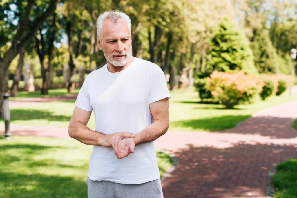 La forma en que los jubilados sostienen su cuerpo al andar es tan crucial como el calzado para la salud de sus rodillas, espalda y equilibrio.
