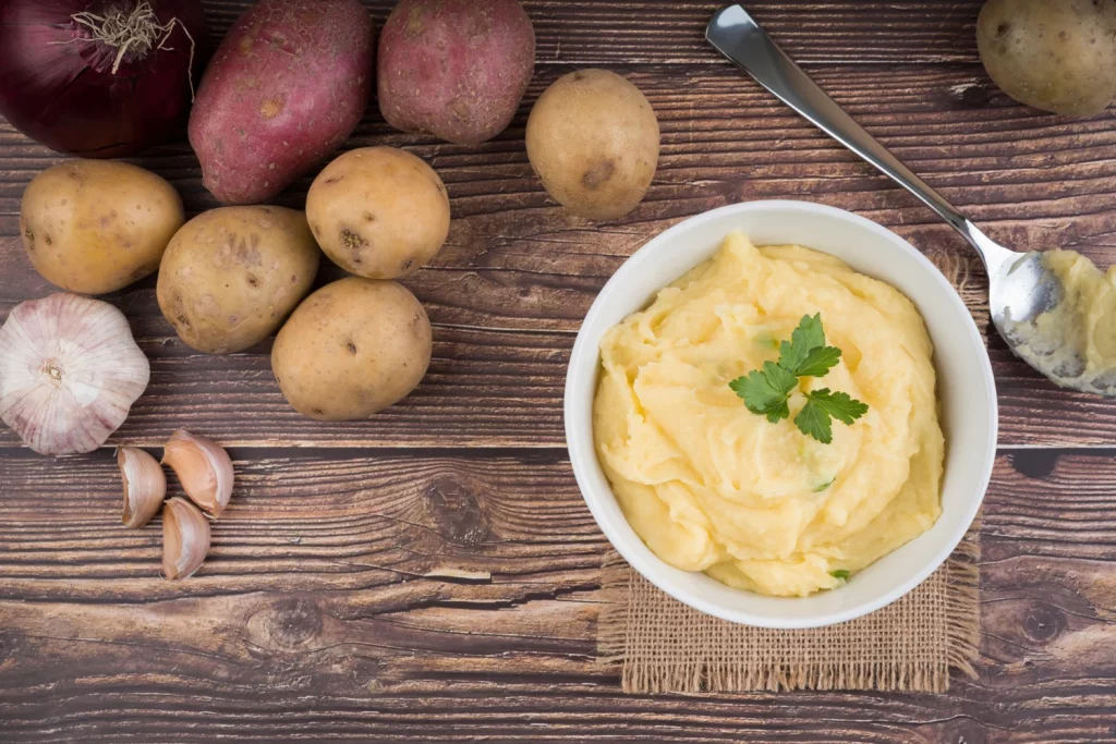 Alberto José (56), chef vasco, confiesa: "Este es el truco para un puré de patatas cremoso, y sólo necesitas 2 ingredientes 3 Moncloa Este no es un simple acompañamiento; este puré de patatas tiene la entidad para ser la estrella del plato.