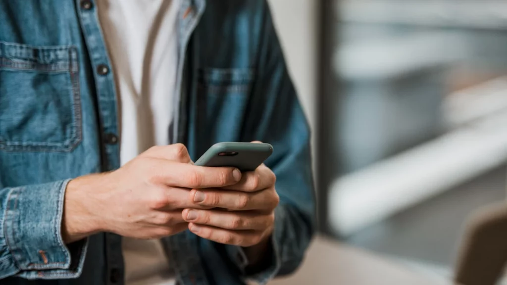 "Es mas grave de lo que crees, y da miedo", Pedro Fanco (34), abogado, aclara las dudas sobre la peligrosa nueva IA de Whatsapp 3 Moncloa Pequeños gestos que marcan la diferencia para mantener a salvo tu privacidad en la era de la inteligencia artificial.