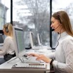Un teleoperador desvela: «Así te engañan para que pagues más por la fibra»