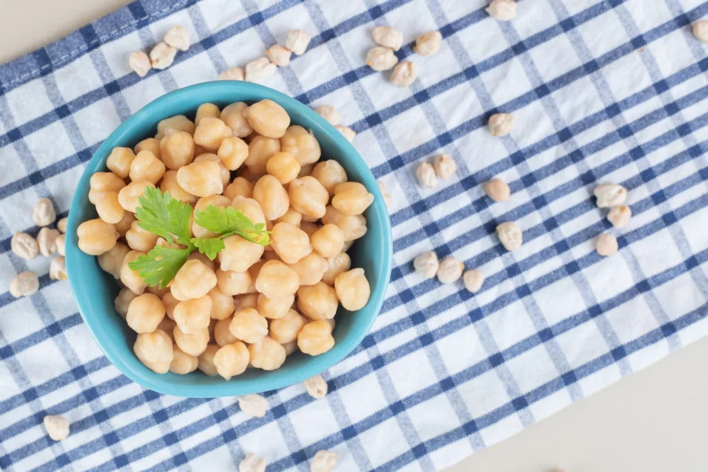 El 95% de los españoles tira el agua de los garbanzos: el ingrediente que los chefs usan para no añadir sal a los caldos 1 Moncloa Aquí se desvela la composición y el origen de ese caldo de los garbanzos que la mayoría desecha sin conocer su verdadero potencial.