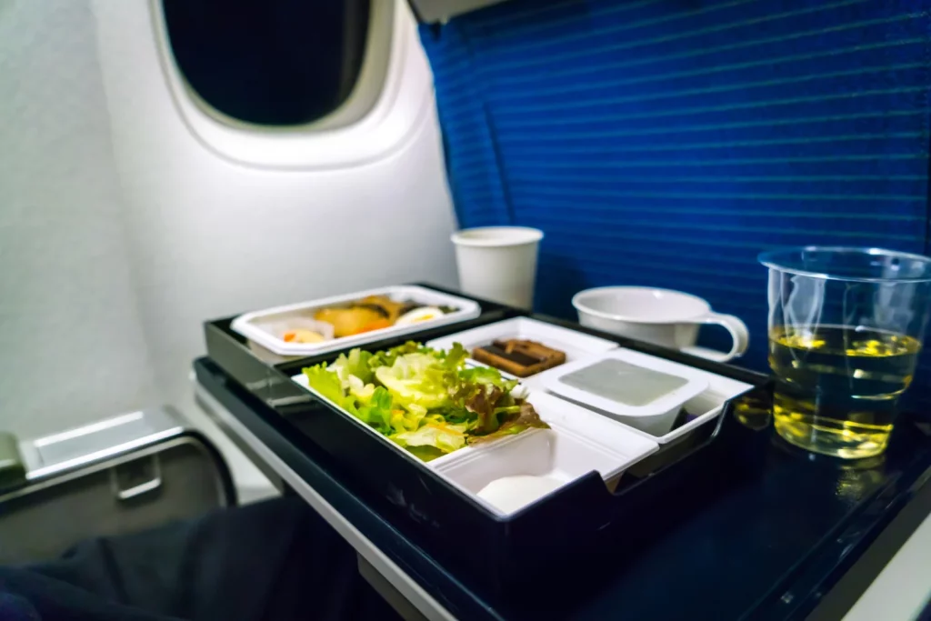 El problema del agua no potable en un avión se extiende a más bebidas de las que podrías pensar inicialmente cuando estás sentado en tu asiento. Fuente: Freepik 
  