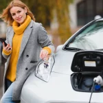 El peligro oculto de los coches eléctricos que la DGT empieza a vigilar: ruido cero en ciudad