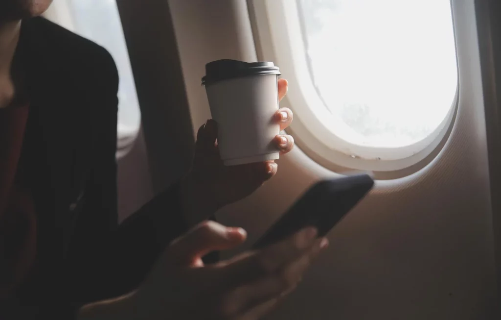 La logística de las compañías aéreas a menudo prioriza la puntualidad, un factor que influye en la limpieza profunda de cada avión que opera. Fuente: Freepik 
