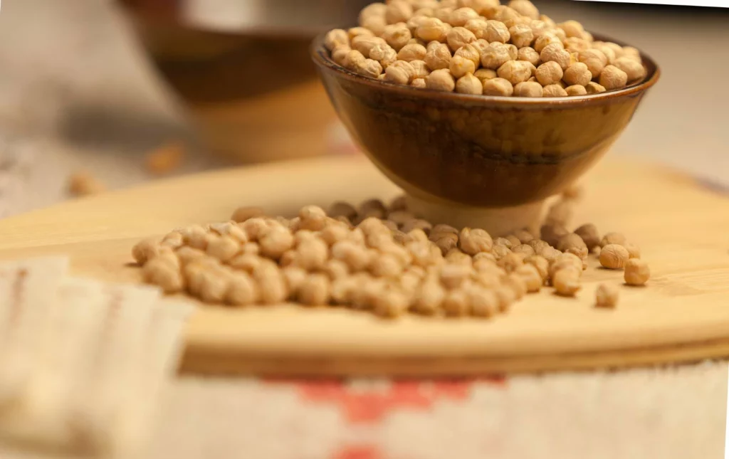 El 95% de los españoles tira el agua de los garbanzos: el ingrediente que los chefs usan para no añadir sal a los caldos 3 Moncloa Aprovechar el agua de los garbanzos va más allá de la cocina: es un pequeño pero poderoso acto de sostenibilidad.