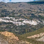 En este pueblo de Granada el tiempo se detuvo: casas sin puertas y vecinos que comparten la comida