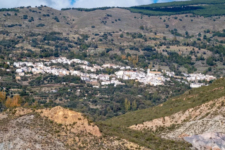 En este pueblo de Granada el tiempo se detuvo: casas sin puertas y vecinos que comparten la comida