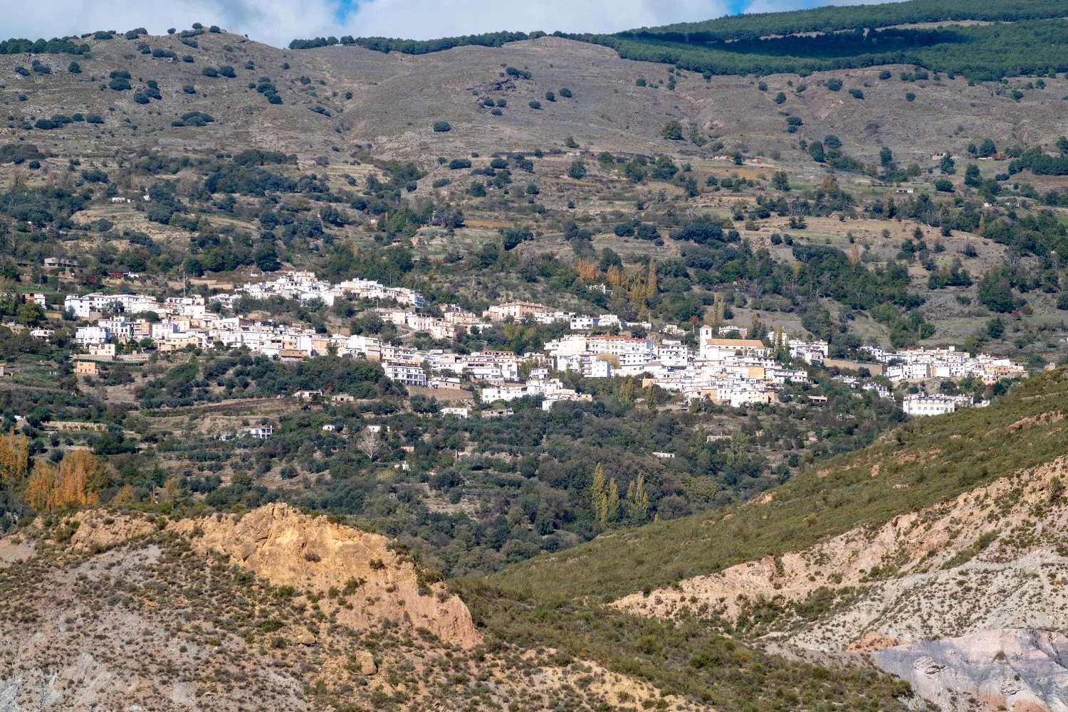 En este pueblo de Granada el tiempo se detuvo: casas sin puertas y vecinos que comparten la comida