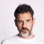 El actor de ‘Compañeros’ que dejó la serie para ser una estrella de rock y hoy vive alejado de todo: la nueva vida de ‘Quimi’