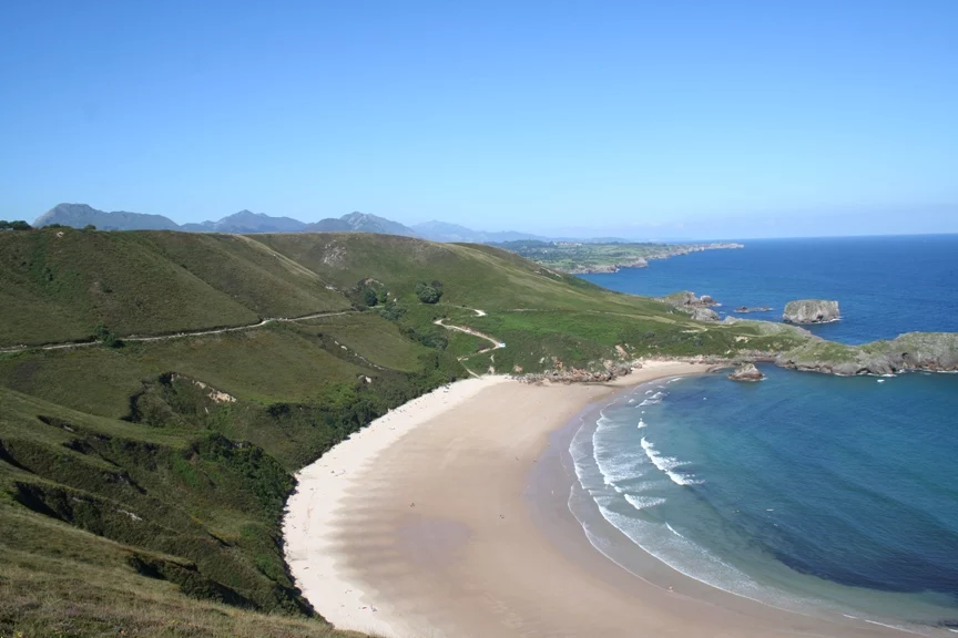 Esta playa asturiana está haciendo sombra al Caribe: arena blanca, aguas turquesas y cero masificación