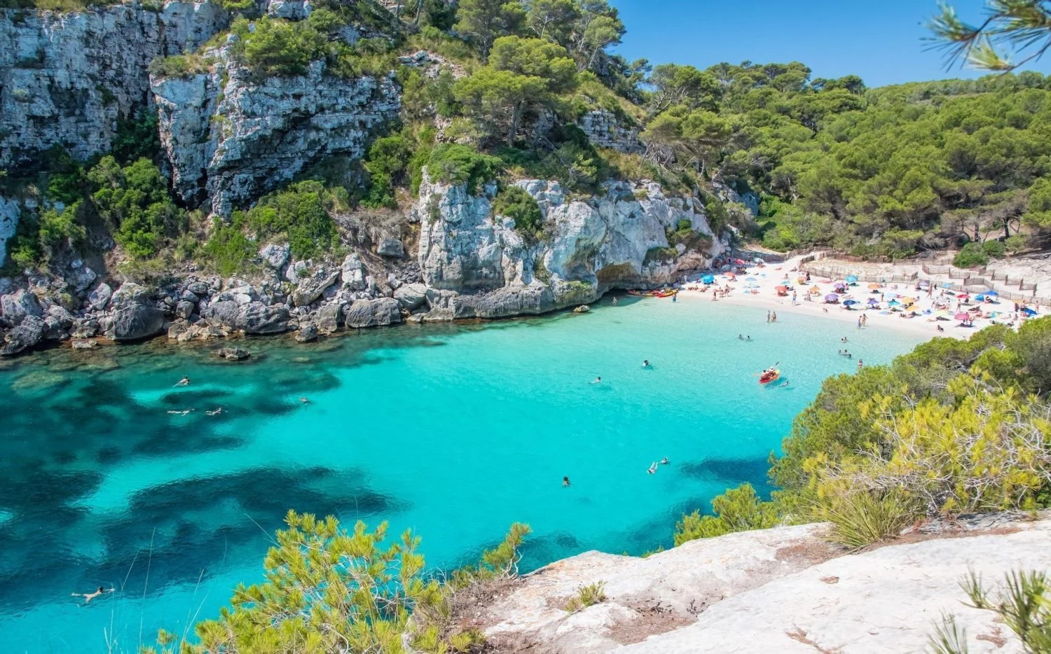 Esta playa no aparece en Google Earth: está escondida tras un túnel de 100 metros (Cala Macarelleta, en Menorca, solo accesible tras cruzar un túnel natural excavado por el viento; sin acceso para vehículos ni señalización clara).