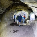 La cueva natural que parece una catedral subterránea: y puedes nadar en su lago de agua helada