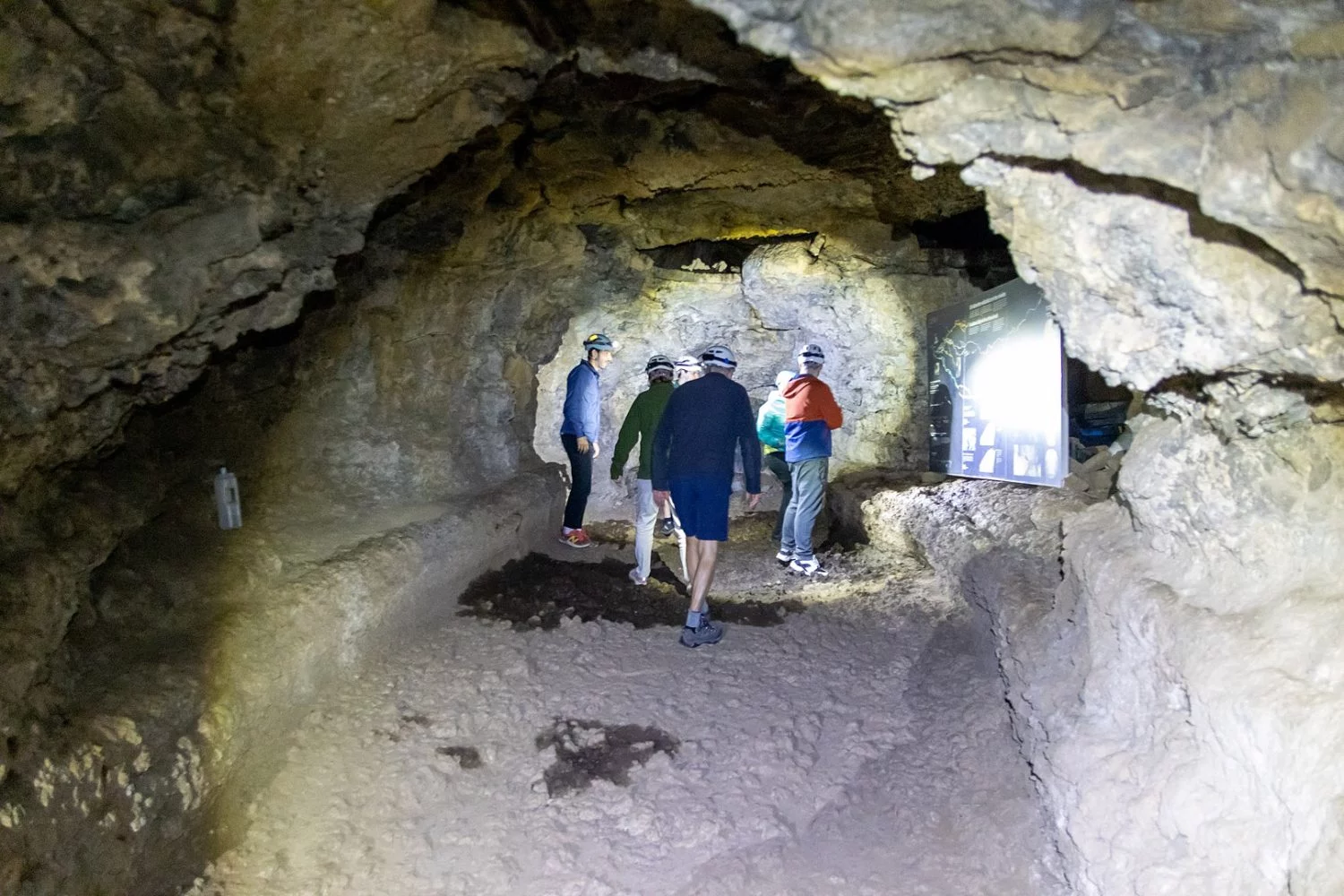 La cueva natural que parece una catedral subterránea: y puedes nadar en su lago de agua helada