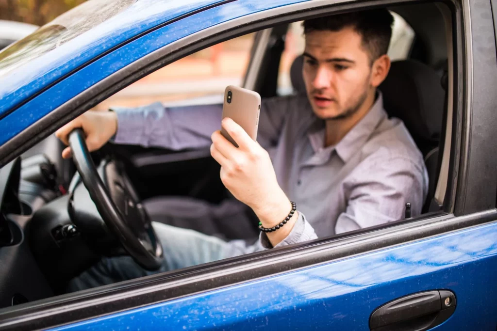 La multa por llevar el móvil en el soporte si lo tocas aunque esté en manos libres 2 Moncloa APPLE CARPLAY Y ANDROID AUTO: ¿ALIADOS O NUEVAS TRAMPAS DIGITALES?