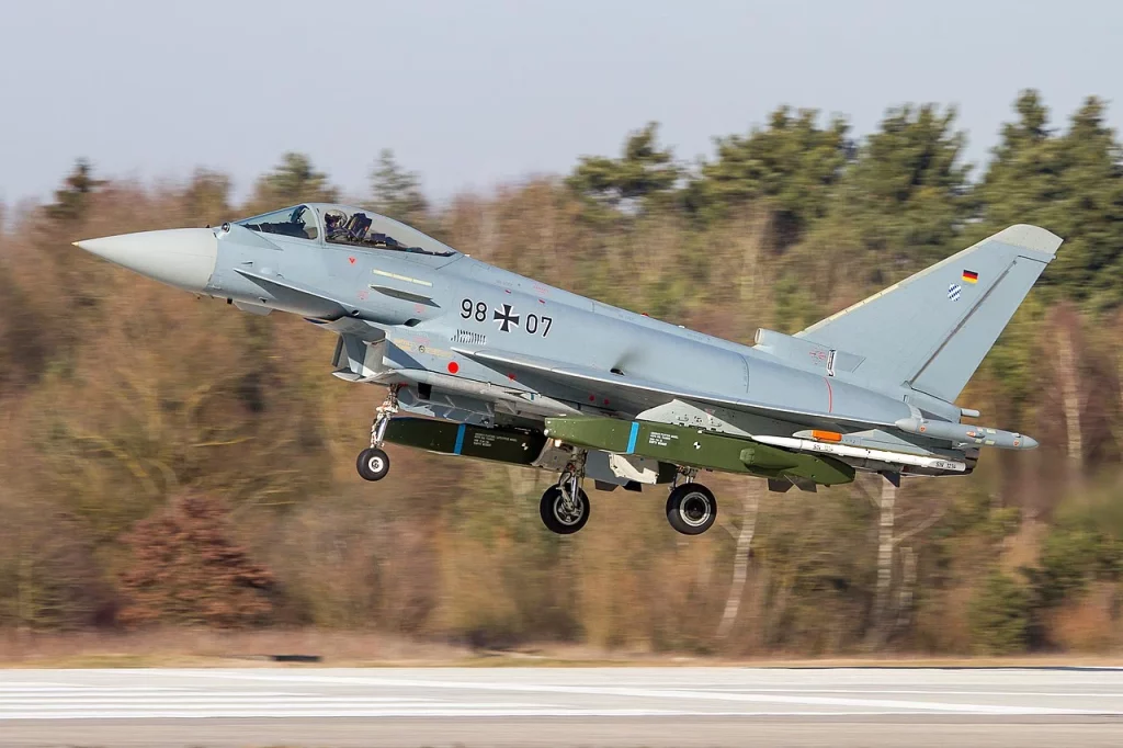 La precisión del misil Taurus contra la capacidad de destrucción del Tomahawk 2 Moncloa Eurofighter Typhoon IPA 7 with TAURUS ETSI Final Approach No. 2 Moncloa