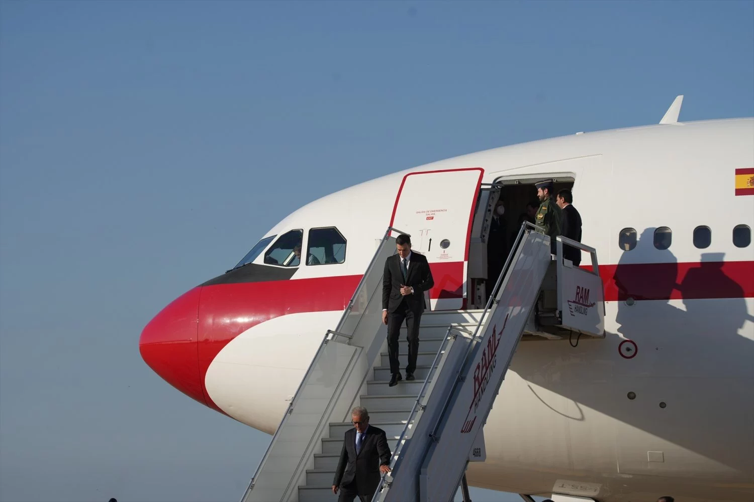 Pedro Sánchez descendiendo del Falcon en Marruecos. EP