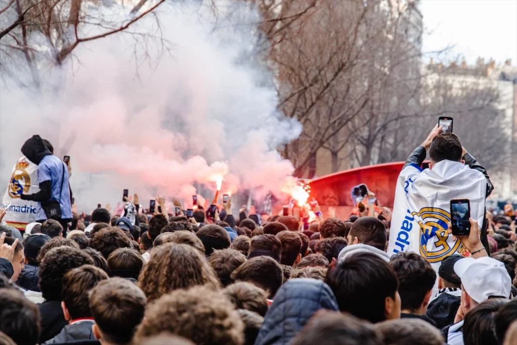 LaLiga se niega a pagar los 15 millones de euros en seguridad policial de la competición 1 Moncloa EuropaPress 5014328 numerosos aficionados esperan llegada equipos futbol juegan derbi madrileno Moncloa