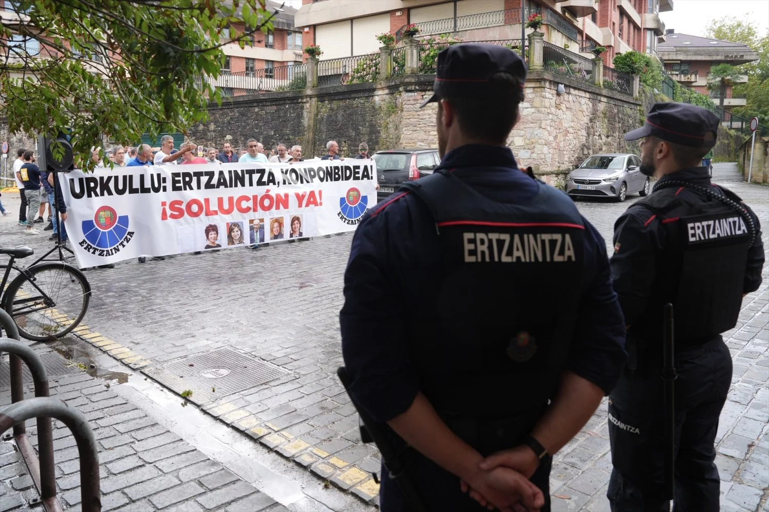 Varias personas sostienen una pancarta que reza: 'Urkullu: Ertzaintza, konponbidea ¡Solución ya!' frente al Palacio de Miramar, a 29 de agosto de 2023, en Donostia-San Sebastián, Guipúzcoa, País Vasco (Fuente: Agencias)