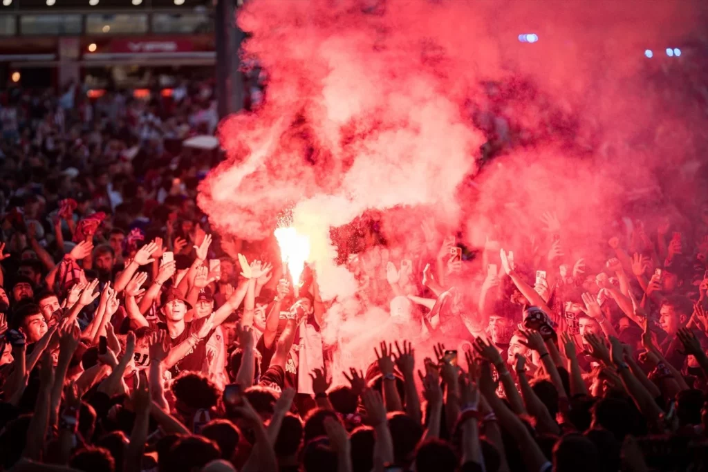 LaLiga se niega a pagar los 15 millones de euros en seguridad policial de la competición 2 Moncloa EuropaPress 5461642 cientos aficionados alrededores estadio civitas metropolitano 24 septiembre Moncloa