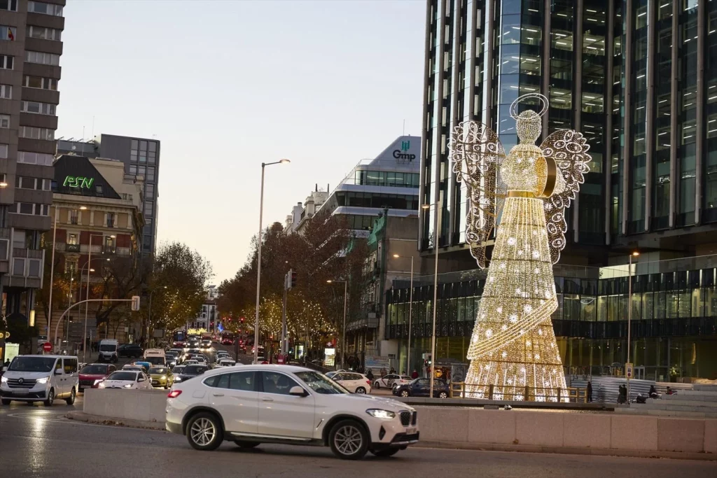 Madrid gasta casi 20 millones diarios para funcionar, la ciudad que nunca duerme 4 Moncloa EuropaPress 6418667 angel iluminado plaza colon 20 diciembre 2024 madrid espana alumbrado llega Moncloa