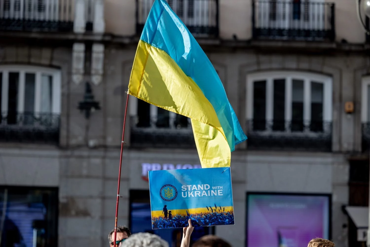 Una bandera ucraniana ondea durante una manifestación con motivo del tercer aniversario de la invasión (Fuente: Agencias)