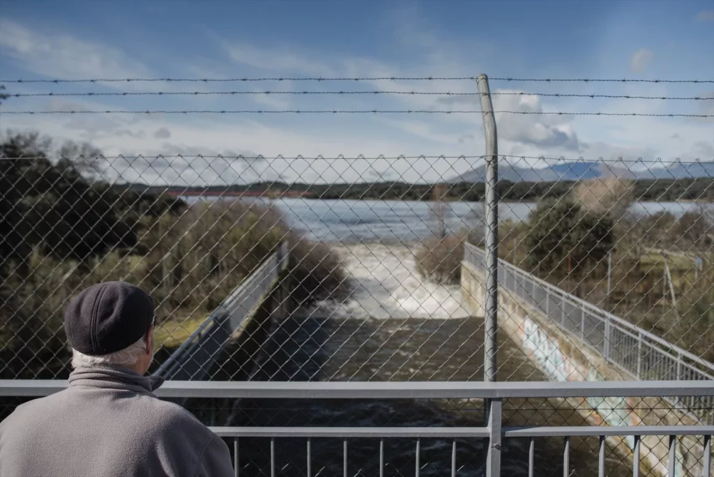 Cerca de 200 millones de euros para cerrar las críticas a la gestión del agua en Madrid 2 Moncloa EuropaPress 6573686 persona frente embalse valmayor 12 marzo 2025 valdemorillo madrid espana Moncloa