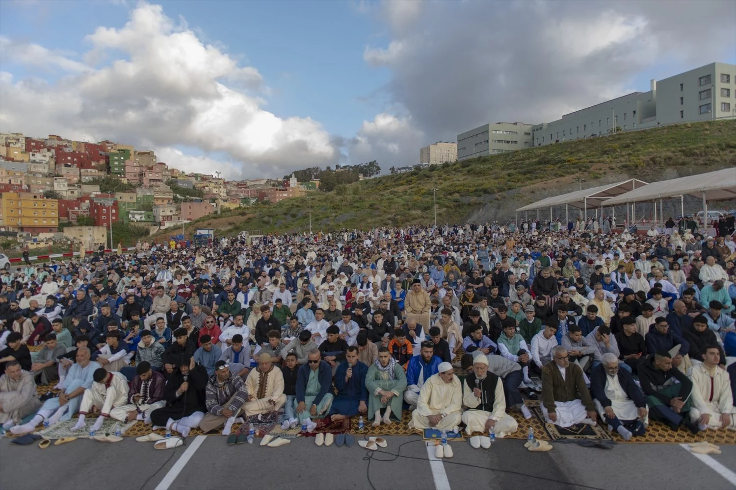 Decenas de personas durante la oración colectiva con motivo de la festividad del Aíd al-Fitr (Fuente: Agencias)
