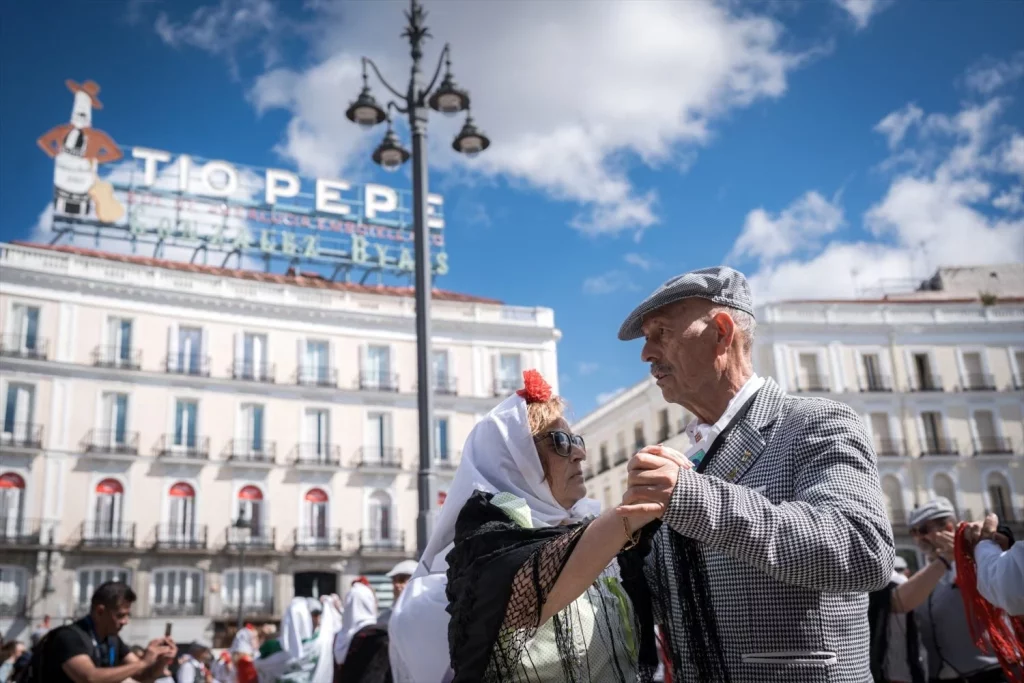 Madrid gasta casi 20 millones diarios para funcionar, la ciudad que nunca duerme 3 Moncloa EuropaPress 6713000 dos personas bailan chotis pasacalles castizo bailando madrid fiestas san Moncloa