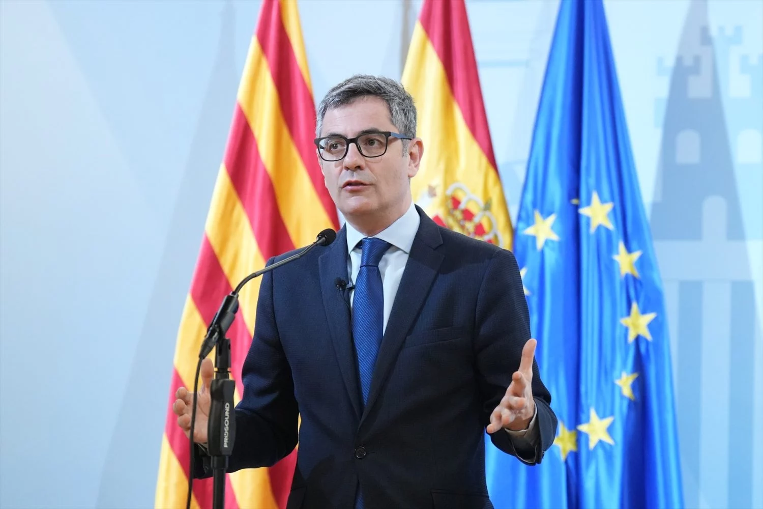 El ministro de la Presidencia, Relaciones con las Cortes y Justicia, Félix Bolaños, hace una declaración sobre la respuesta del Tribunal Supremo al juez Peinado, en la Delegación del Gobierno, a 16 de julio de 2025, en Barcelona, Cataluña (Fuente: Agencias)