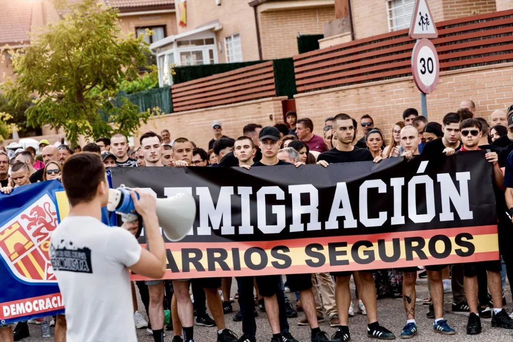 Vox quiere sentar precedente para futuras acusaciones por violación 1 Moncloa EuropaPress 6865228 manifestantes concentracion frente centro acogida emergencia derivacion Moncloa