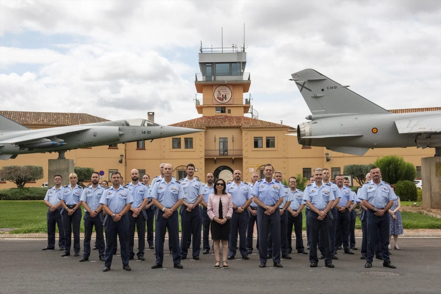 La ministra de Defensa, Margarita Robles (c), durante su visita al Ala 14 del Ejército del Aire y del Espacio, en la Base Aérea de Los Llanos (Fuente: Agencias)