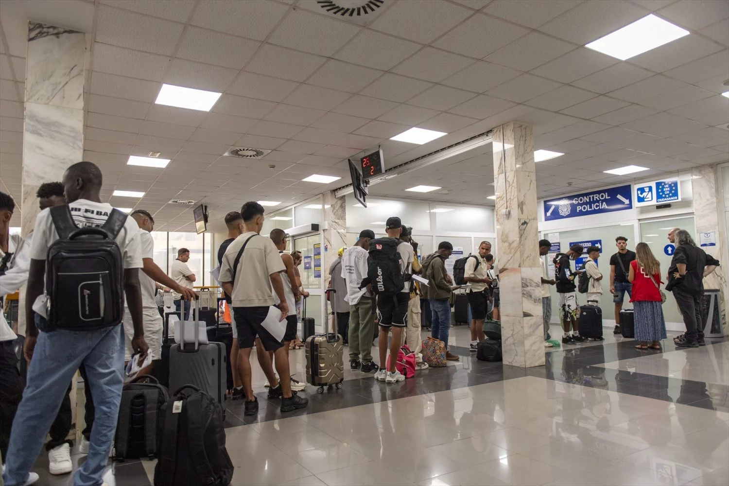 Decenas de migrantes embarcan para salir hacia la península, a 7 de agosto de 2025, en Ceuta (Fuente: Agencias)