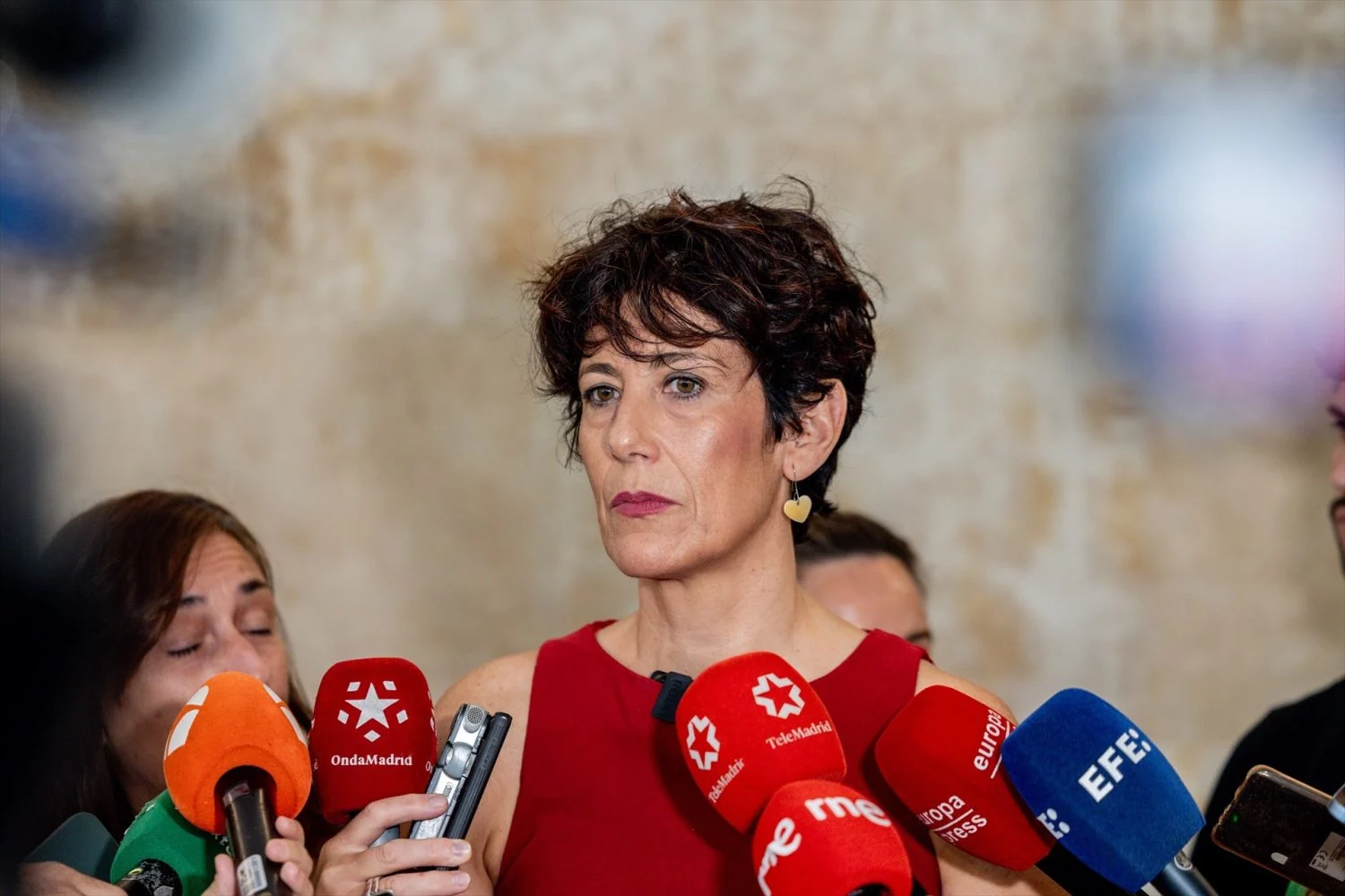 La ministra de Inclusión, Seguridad Social y Migraciones, Elma Saiz, atiende a los medios de comunicación tras una reunión (Fuente: Agencias)
