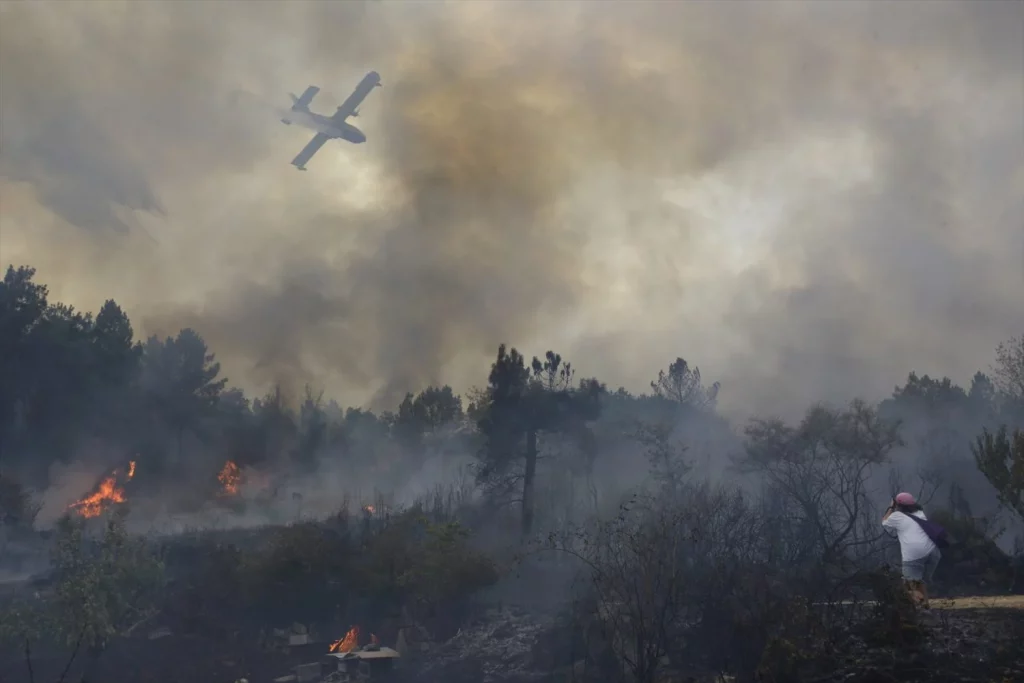 EuropaPress 6899730 hidroavion trata extinguir incendio 12 agosto 2025 seixalbo ourense galicia Moncloa