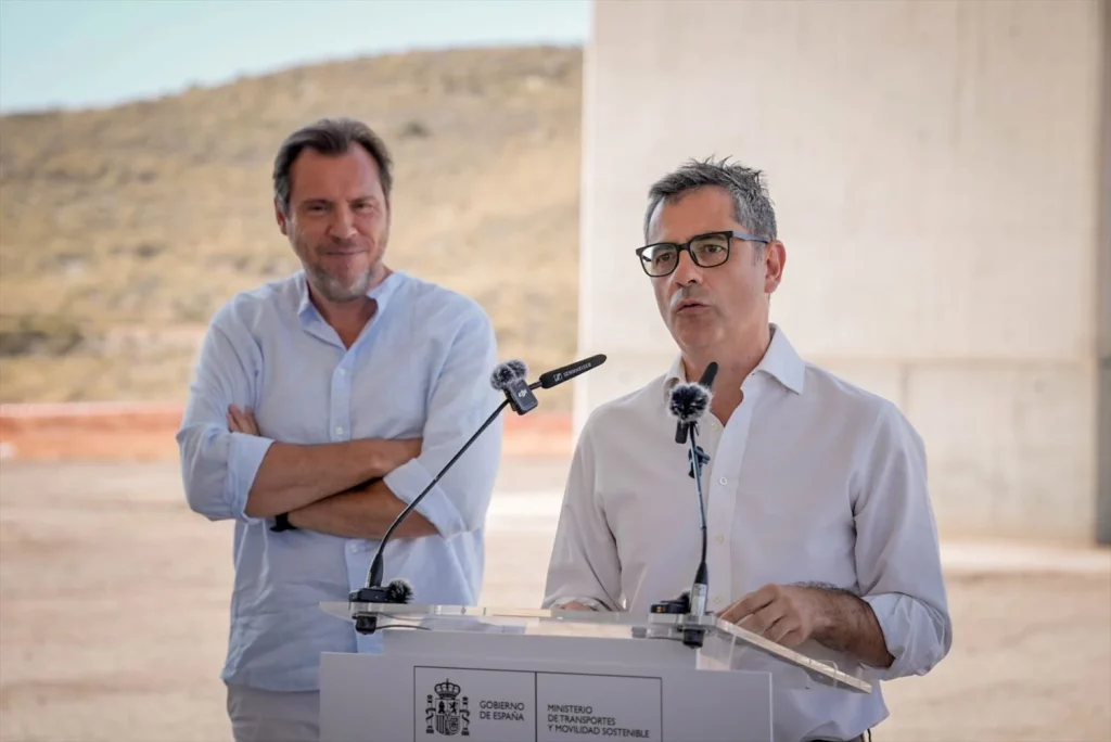 El ministro de Transportes y Movilidad Sostenible, Óscar Puente (i) junto al ministro de la Presidencia, Justicia y Relaciones con las Cortes, Félix Bolaños (d) (Fuente: Agencias)