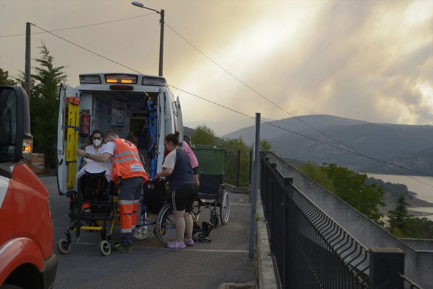 Traslado de ancianos de la residencia de mayores de Celeiros por un convoy de ambulancias y turismos de Cruz Roja (Fuente: Agencias)