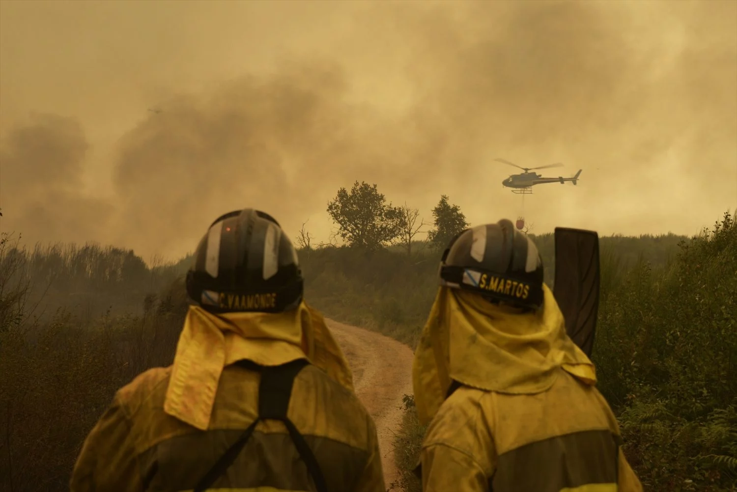 Extinción del fuego en la carretera de acceso a la población de Cualedro, a 15 de agosto de 2025, en Cualedro, Monterrei, Ourense, Galicia (Fuente: Agencias)